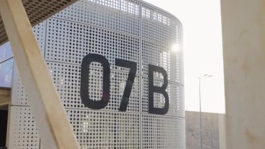 King Salman Park 'taki modern yaya köprüsü. Suudi Arabistan 'ın Riyad kentindeki King Salman Parkı' nda batan güneşin sıcacık parıltısıyla aydınlanan modern yaya köprüsünün çarpıcı bir görüntüsü. Bu parlak ve...