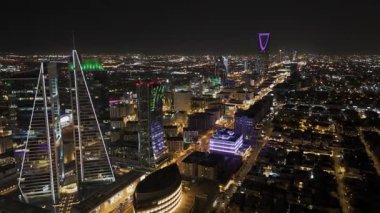 Riyad Skyline 'ın Gece Kenti manzarası. Riyad Skyline 'ın Gece Kenti manzarası. Suudi Arabistan, Riyad 'ın aydınlık siluetini gösteren canlı bir gece-zaman hava görüntüsü. Şehir ışıl ışıl parlıyor.