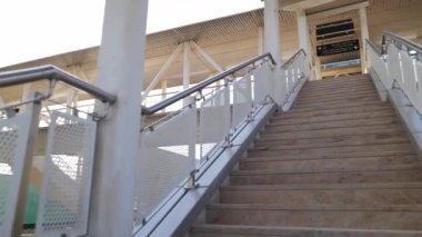 King Salman Park 'taki modern yaya köprüsü. Suudi Arabistan 'ın Riyad kentindeki King Salman Parkı' nda batan güneşin sıcacık parıltısıyla aydınlanan modern yaya köprüsünün çarpıcı bir görüntüsü. Bu parlak ve...
