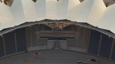 Riyad Stadyumu 'nun gündoğumunun hava görüntüsü. Güneş doğarken Suudi Arabistan 'ın Riyad kentindeki ikonik stadyumu gösteren sakin bir hava manzarası. Yapının eşsiz beyaz, çadırımsı çatısı.