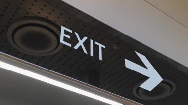 King Salman Park Çıkış Tabelası. Metin EXIT 'in cesur beyaz metni ve sağı gösteren bir okun yer aldığı bir metro istasyonunda belirgin bir şekilde görünen net, yönlü çıkış işaretinin yakın çekimi. Modern.