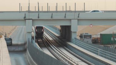 Bir metro treni Riyad kentindeki modern bir istasyona gider. Yüksek bir metro treni Suudi Arabistan 'ın Riyad kentindeki modern bir istasyona yaklaşır. Şehir.