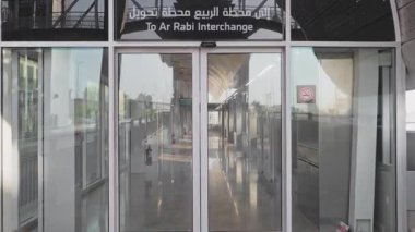 King Salman Park Metro İstasyonu Girişi. Riyad 'daki Ar-Rabi Kavşağı metro istasyonunun girişindeki otomatik cam kapıların yakın görüntüsü. Arapça ve Arapça açık, iki dilli işaretler
