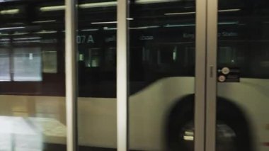 Kral Salman Parkı. Otobüs Modern İstasyona varıyor. Modern King Abdulaziz Transit İstasyonu 'nda bir otobüs platforma yaklaşır. Cam güvenlik bariyerlerinden, otobüsün parlak tasarımından görülebiliyor.