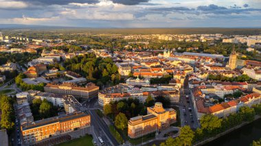 Altın saat boyunca Hradec Kraloves 'in tarihi şehir merkezinin çarpıcı hava manzarası. Sıcak ışık, büyüleyici kırmızı çatıları, yeşil parkları ve mimari yapıları vurguluyor.