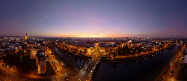 Hradec Kralove üzerinde panoramik günbatımı yukarıdan Çek Şehri manzarası. Çek Cumhuriyeti 'nin Hradec Kralove şehrinin çarpıcı hava manzarası, alacakaranlıkta ele geçirildi. Şehir, günün son ışığı altında sıcacık parlıyor.