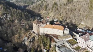 Orta Çağ Şatosu 'nda İHA uçuşu. Becov nad Teplou. Orman dağları ve geleneksel köylerle çevrili, tepelere kurulmuş tarihi bir Çek şatosunun çarpıcı hava manzarası