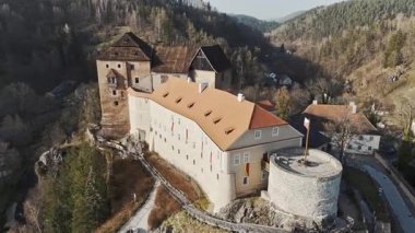 Orta Çağ Şatosu 'nda İHA uçuşu. Becov nad Teplou. Orman dağları ve geleneksel köylerle çevrili, tepelere kurulmuş tarihi bir Çek şatosunun çarpıcı hava manzarası