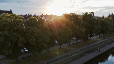 Altın saat boyunca Hradec Kraloves 'in tarihi şehir merkezinin çarpıcı hava manzarası. Sıcak ışık, büyüleyici kırmızı çatıları, yeşil parkları ve mimari yapıları vurguluyor.
