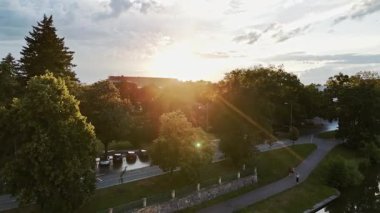 Altın saat boyunca Hradec Kraloves 'in tarihi şehir merkezinin çarpıcı hava manzarası. Sıcak ışık, büyüleyici kırmızı çatıları, yeşil parkları ve mimari yapıları vurguluyor.