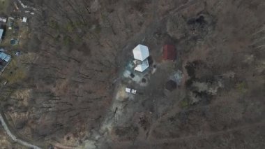 Çek ormanlarındaki gözetleme kulesi insansız bir hava aracından dağ manzaralı. Çek Cumhuriyeti 'nde yapraksız bir ormana yerleştirilmiş beyaz bir gözlem kulesinin büyüleyici bir görüntüsü. Bu...