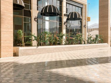 U Walk Riyad Modern Yaşam Tarzı Hedefi. Riyad, Suudi Arabistan 'da gündüz görüşü. Zarif mimarisi, şık kafeleri ve özel perakende satış alanları olan modern bir açık hava yaşam merkezi.