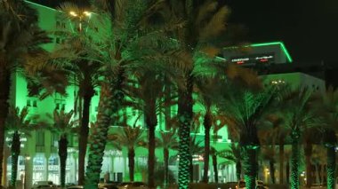 Suudi Ulusal Günü Yeşil Bina Işıkları. Suudi Arabistan 'daki binaların gece görüşü, Ulusal Bayram kutlamalarını onurlandırmak için yeşil ışıklarla aydınlatıldı. Mimari ulusal gururla parlıyor.