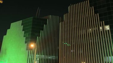 Gece videosunda Suudi Ulusal Günü yeşil ışıklı gökdelen. Suudi Arabistan 'daki çarpıcı bir gökdelenin video görüntüleri, Ulusal Günü kutlamak için geceleyin yeşille aydınlatıldı. Mimari