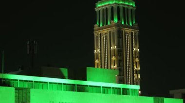 Suudi Ulusal Günü Yeşil Bina Işıkları. Suudi Arabistan 'daki binaların gece görüşü, Ulusal Bayram kutlamalarını onurlandırmak için yeşil ışıklarla aydınlatıldı. Mimari ulusal gururla parlıyor.