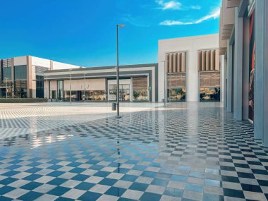 U Walk Riyad Modern Yaşam Tarzı Hedefi. Riyad, Suudi Arabistan 'da gündüz görüşü. Zarif mimarisi, şık kafeleri ve özel perakende satış alanları olan modern bir açık hava yaşam merkezi.