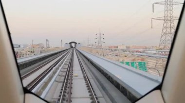Riyad Suudi Arabistan 'da Metro Ride View. Riyad, Suudi Arabistan 'daki metronun içinden ön manzara, modern demiryolu raylarını ve toplu taşıma sisteminin parlak mimari altyapısını gösteriyor