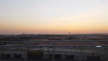 Sunset KSA 'daki Riyad Metro' dan görüntü. Suudi Arabistan 'da gün batımında yakalanan Riyad Metro' nun penceresinden sakin bir manzara ve şehrin ufuk çizgisi. Gökyüzünün yumuşak renkleri harmanlanır