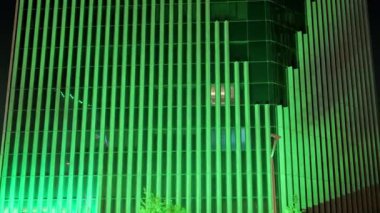 Gece videosunda Suudi Ulusal Günü yeşil ışıklı gökdelen. Suudi Arabistan 'daki çarpıcı bir gökdelenin video görüntüleri, Ulusal Günü kutlamak için geceleyin yeşille aydınlatıldı. Mimari