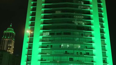 Suudi Ulusal Günü Yeşil Bina Işıkları. Suudi Arabistan 'daki binaların gece görüşü, Ulusal Bayram kutlamalarını onurlandırmak için yeşil ışıklarla aydınlatıldı. Mimari ulusal gururla parlıyor.