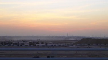 Sunset KSA 'daki Riyad Metro' dan görüntü. Suudi Arabistan 'da gün batımında yakalanan Riyad Metro' nun penceresinden sakin bir manzara ve şehrin ufuk çizgisi. Gökyüzünün yumuşak renkleri harmanlanır
