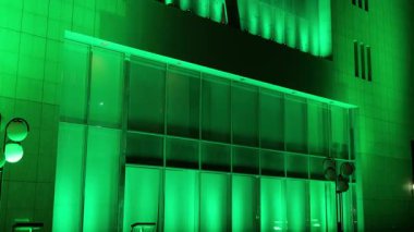 Suudi Ulusal Günü Yeşil Bina Işıkları. Suudi Arabistan 'daki binaların gece görüşü, Ulusal Bayram kutlamalarını onurlandırmak için yeşil ışıklarla aydınlatıldı. Mimari ulusal gururla parlıyor.