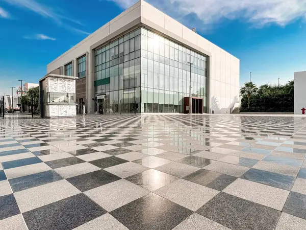 U Walk Riyad Modern Yaşam Tarzı Hedefi. Riyad, Suudi Arabistan 'da gündüz görüşü. Zarif mimarisi, şık kafeleri ve özel perakende satış alanları olan modern bir açık hava yaşam merkezi.