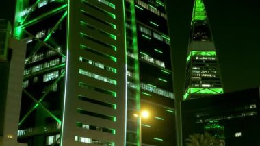 Gece videosunda Suudi Ulusal Günü yeşil ışıklı gökdelen. Suudi Arabistan 'daki çarpıcı bir gökdelenin video görüntüleri, Ulusal Günü kutlamak için geceleyin yeşille aydınlatıldı. Mimari