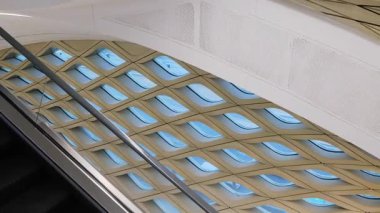 KAFD Riyad Metro İstasyonu KSA 'daki Modern Tavan Mimarisi. Suudi Arabistan 'da bir Riyad metro istasyonunda tavan pencereli çağdaş mimari öğeler sergiliyor.