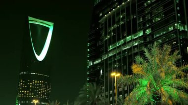 Riyad Kulesi Suudi Ulusal Günü için yeşille aydınlatıldı. Suudi Arabistan Ulusal Günü kutlamaları sırasında yeşil ışıkta parlayan Riyad 'ın ikonik Krallık Merkezi Kulesi gece görüşü. Çarpıcı bir görüntü.
