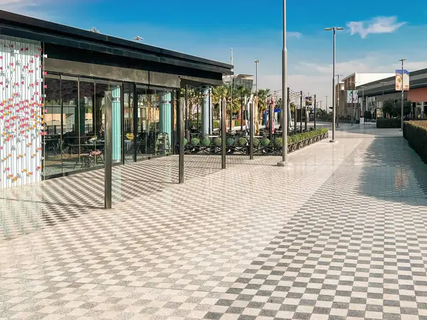 U Walk Riyad Modern Yaşam Tarzı Hedefi. Riyad, Suudi Arabistan 'da gündüz görüşü. Zarif mimarisi, şık kafeleri ve özel perakende satış alanları olan modern bir açık hava yaşam merkezi.