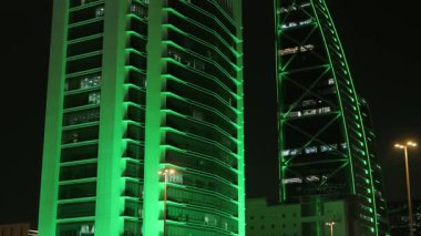 Gece videosunda Suudi Ulusal Günü yeşil ışıklı gökdelen. Suudi Arabistan 'daki çarpıcı bir gökdelenin video görüntüleri, Ulusal Günü kutlamak için geceleyin yeşille aydınlatıldı. Mimari