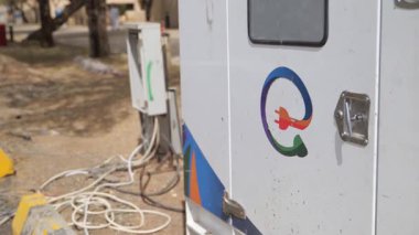 Elektrik Güç Dağıtım Kutusu. Açık hava elektrik panelinin açıkta kalan kabloları ve devre kesicileri olan yakın görüntüsü. Video, güç yönetimi için kullanılan teknik altyapıyı yakalıyor, muhtemelen