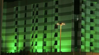 Gece videosunda Suudi Ulusal Günü yeşil ışıklı gökdelen. Suudi Arabistan 'daki çarpıcı bir gökdelenin video görüntüleri, Ulusal Günü kutlamak için geceleyin yeşille aydınlatıldı. Mimari