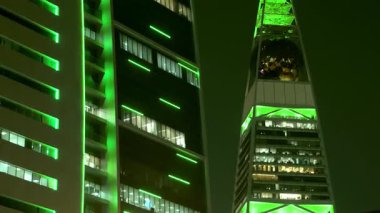 Gece videosunda Suudi Ulusal Günü yeşil ışıklı gökdelen. Suudi Arabistan 'daki çarpıcı bir gökdelenin video görüntüleri, Ulusal Günü kutlamak için geceleyin yeşille aydınlatıldı. Mimari