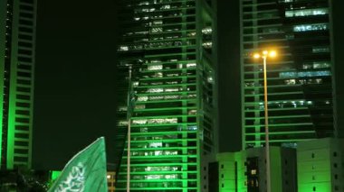Gece videosunda Suudi Ulusal Günü yeşil ışıklı gökdelen. Suudi Arabistan 'daki çarpıcı bir gökdelenin video görüntüleri, Ulusal Günü kutlamak için geceleyin yeşille aydınlatıldı. Mimari