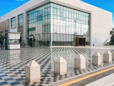 U Walk Riyad Modern Yaşam Tarzı Hedefi. Riyad, Suudi Arabistan 'da gündüz görüşü. Zarif mimarisi, şık kafeleri ve özel perakende satış alanları olan modern bir açık hava yaşam merkezi.