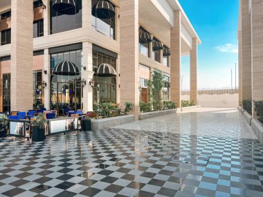 U Walk Riyad Modern Yaşam Tarzı Hedefi. Riyad, Suudi Arabistan 'da gündüz görüşü. Zarif mimarisi, şık kafeleri ve özel perakende satış alanları olan modern bir açık hava yaşam merkezi.