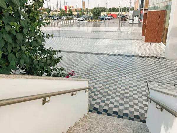U Walk Riyad Modern Yaşam Tarzı Hedefi. Riyad, Suudi Arabistan 'da gündüz görüşü. Zarif mimarisi, şık kafeleri ve özel perakende satış alanları olan modern bir açık hava yaşam merkezi.