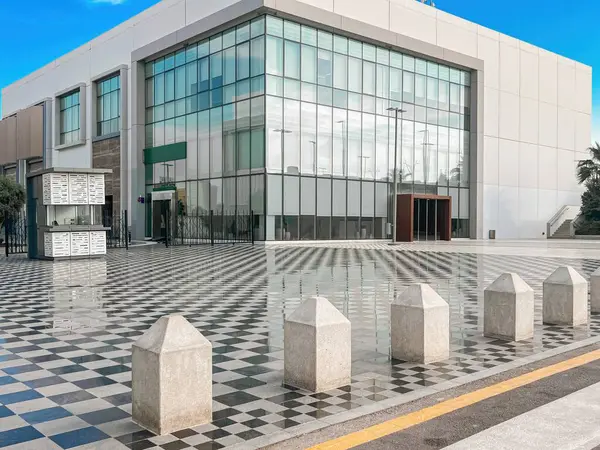 U Walk Riyad Modern Yaşam Tarzı Hedefi. Riyad, Suudi Arabistan 'da gündüz görüşü. Zarif mimarisi, şık kafeleri ve özel perakende satış alanları olan modern bir açık hava yaşam merkezi.