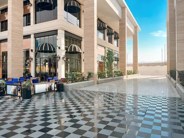 U Walk Riyad Modern Yaşam Tarzı Hedefi. Riyad, Suudi Arabistan 'da gündüz görüşü. Zarif mimarisi, şık kafeleri ve özel perakende satış alanları olan modern bir açık hava yaşam merkezi.