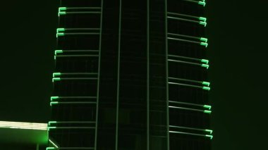 Gece videosunda Suudi Ulusal Günü yeşil ışıklı gökdelen. Suudi Arabistan 'daki çarpıcı bir gökdelenin video görüntüleri, Ulusal Günü kutlamak için geceleyin yeşille aydınlatıldı. Mimari