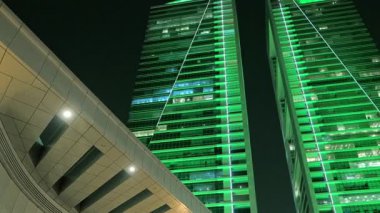 Gece videosunda Suudi Ulusal Günü yeşil ışıklı gökdelen. Suudi Arabistan 'daki çarpıcı bir gökdelenin video görüntüleri, Ulusal Günü kutlamak için geceleyin yeşille aydınlatıldı. Mimari
