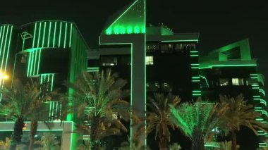 Suudi Ulusal Günü Yeşil Bina Işıkları. Suudi Arabistan 'daki binaların gece görüşü, Ulusal Bayram kutlamalarını onurlandırmak için yeşil ışıklarla aydınlatıldı. Mimari ulusal gururla parlıyor.