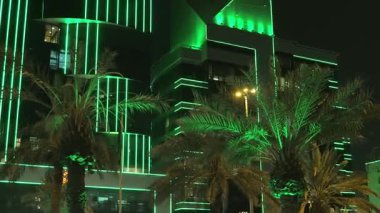 Suudi Ulusal Günü Yeşil Bina Işıkları. Suudi Arabistan 'daki binaların gece görüşü, Ulusal Bayram kutlamalarını onurlandırmak için yeşil ışıklarla aydınlatıldı. Mimari ulusal gururla parlıyor.