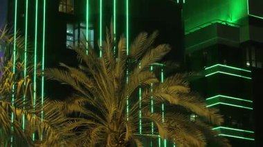 Suudi Ulusal Günü Yeşil Bina Işıkları. Suudi Arabistan 'daki binaların gece görüşü, Ulusal Bayram kutlamalarını onurlandırmak için yeşil ışıklarla aydınlatıldı. Mimari ulusal gururla parlıyor.