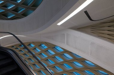 KAFD Riyad Metro İstasyonu KSA 'daki Modern Tavan Mimarisi. KAFD Riyad Metro İstasyonu KSA 'daki Modern Tavan Mimarisi. Suudi Arabistan 'daki bir Riyad metro istasyonunda güzel tasarlanmış bir tavan.