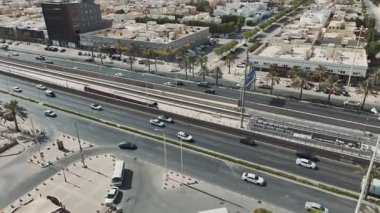 Riyad Suudi Arabistan insansız hava aracı videosundaki modern otoyol ve metro altyapısı. Riyad, Suudi Arabistan 'dan geçen modern çok şeritli bir otoyolu ve metro hattını gösteren hava aracı videosu. Görüntüler.