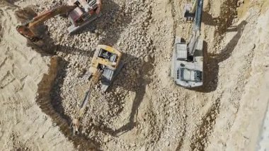 İHA videosundan inşaat alanı. KSA. İnsansız hava aracı tarafından yakalanan aktif bir inşaat alanının havadan görüntüsü. Kazı makineleri ve inşaat ekipmanlarının net bir şekilde tanımlanmış bir şekilde çalıştığı görülüyor
