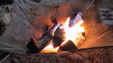 Kamp ateşi KSA. Gece boyunca yanan bir kamp ateşi, Suudi Arabistan 'da. Sıcaklık, hikayeler ve geleneksel çöl kamp ortamı için mükemmel bir ortam. Yüksek kalite 4k görüntü